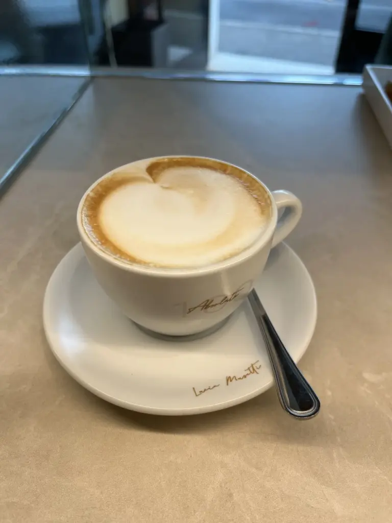 Cappuccino con schiuma a cuore sul banco