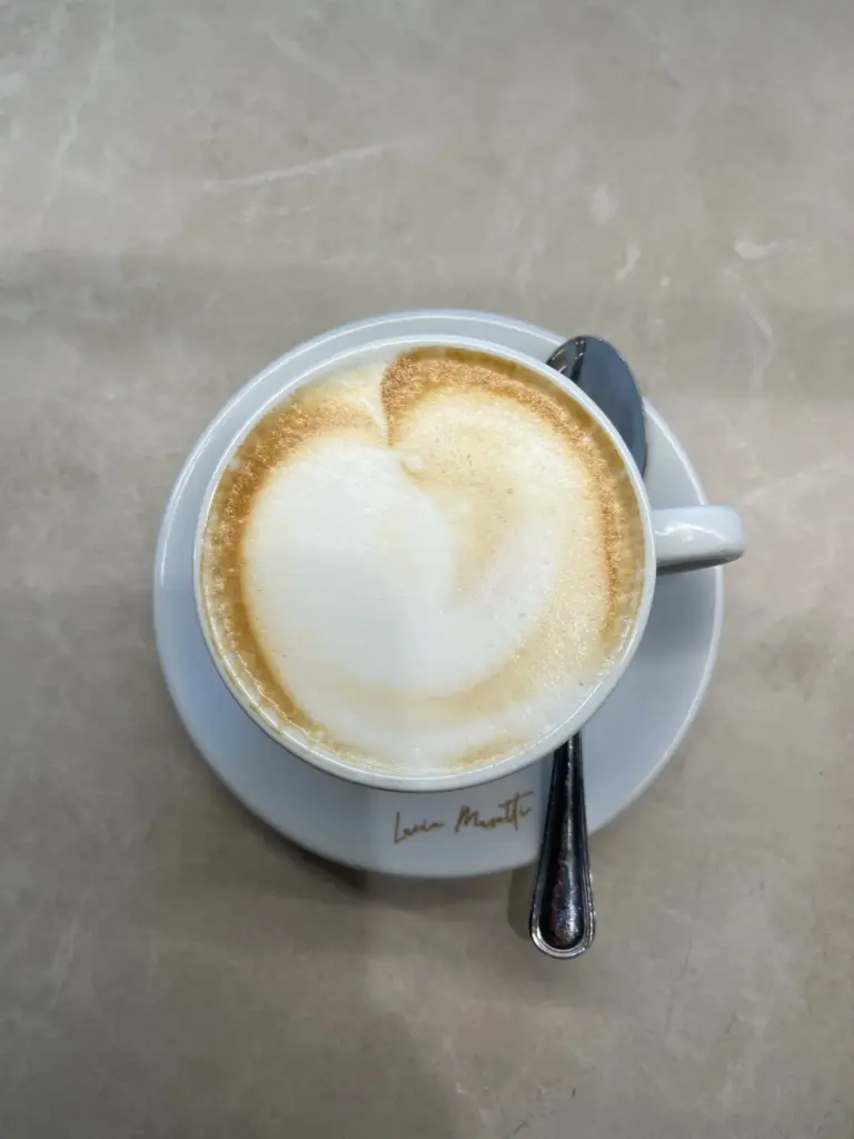 Cappuccino con schiuma vista dall'alto