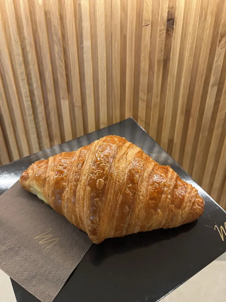 Primo piano di un cornetto sfogliato appena sfornato