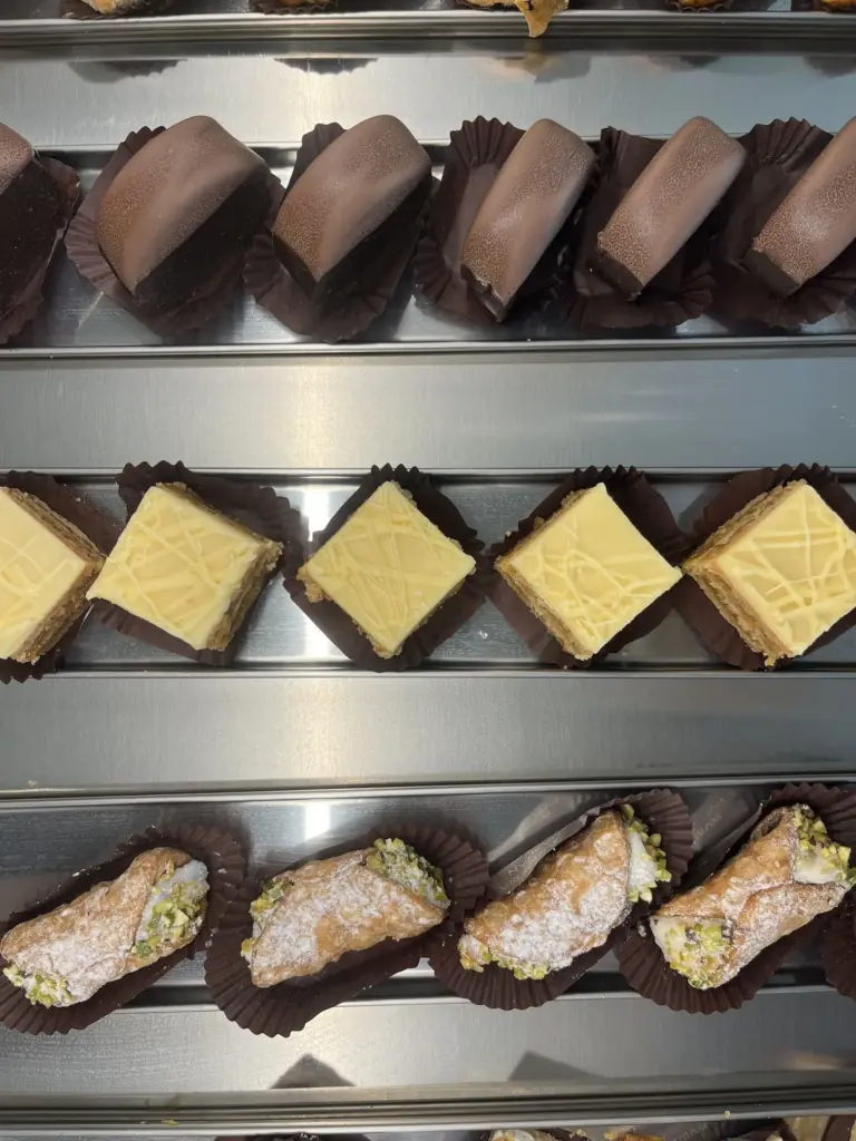 Mignon al cioccolato, quadrotti e cannoli in vetrina