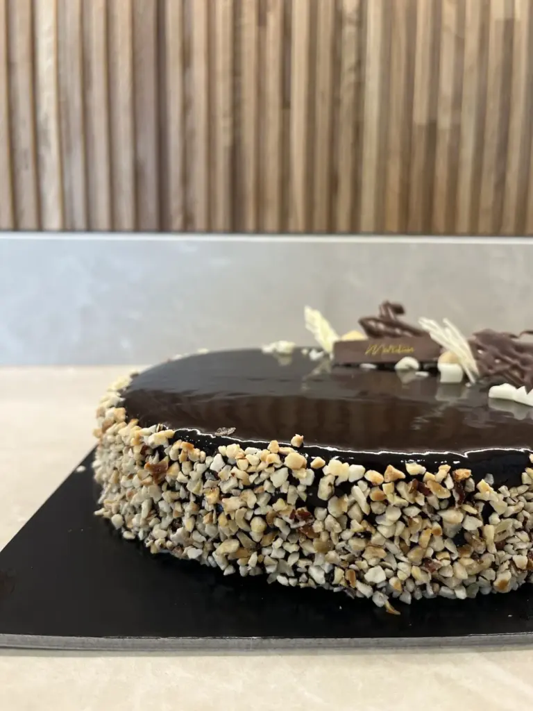 Lato della torta al cioccolato con granella di nocciole