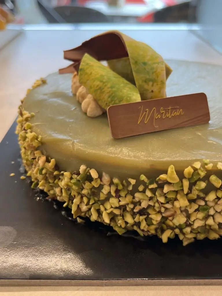 Dettaglio della torta al pistacchio con decorazione e targhetta
